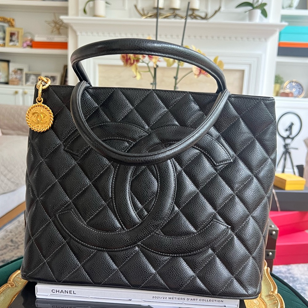 Authentic Vintage Chanel Medallion tote bag - Picture 4 of 13